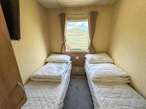 Katil atau katil-katil dalam bilik di Superb Caravan With Free Wifi At Southview Park Ref 33033E
