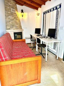 una camera con un letto e una scrivania con due computer di Casinha do Carapau - Nazaré a Nazaré