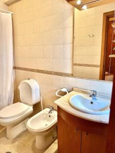 un bagno con un water e un lavandino di Casinha do Carapau - Nazaré a Nazaré