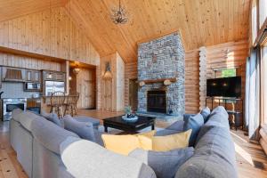 Posezení v ubytování Fiddler Lake Resort Chalet 81 Deer