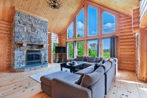 Posezení v ubytování Fiddler Lake Resort Chalet 81 Deer + 32 fotografií