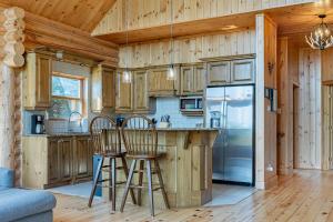Kuchyň nebo kuchyňský kout v ubytování Fiddler Lake Resort Chalet 81 Deer