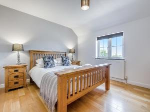 En eller flere senge i et værelse på Home Park Farm Cottages B + 18 billeder