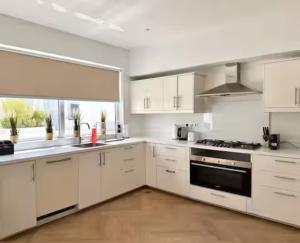 Η κουζίνα ή μικρή κουζίνα στο Elegant Escape-downtown near Dubai mall