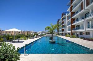 ein Bild eines Pools in einem Apartmentkomplex in der Unterkunft New Coral Suite + Pool & Sauna in Nea Paphos