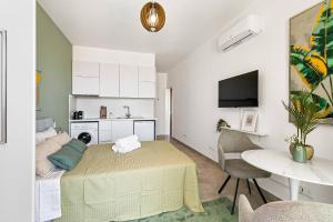 Nea PaphosにあるNew Olive Nest + Sauna & Poolのキッチン、リビングルームが備わる小さなアパートメントです。