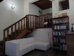Una sala de estar con un sofá y una estantería. en Surpreendente, en Ouro Preto