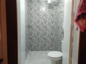 Un baño con ducha y WC. en Surpreendente, en Ouro Preto