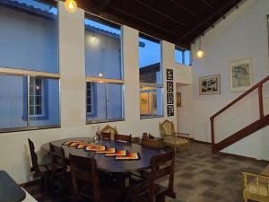 a dining room with a table and some windows at Surpreendente in Ouro Preto