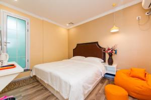 Un pat sau paturi într-o cameră la Weiyi Hotel