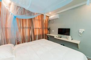 Un pat sau paturi într-o cameră la Weiyi Hotel