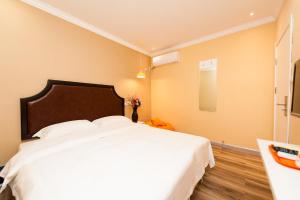 Un pat sau paturi într-o cameră la Weiyi Hotel