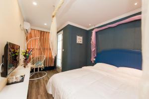 Un pat sau paturi într-o cameră la Weiyi Hotel
