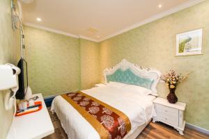 Un pat sau paturi într-o cameră la Weiyi Hotel
