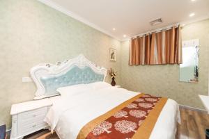 Un pat sau paturi într-o cameră la Weiyi Hotel