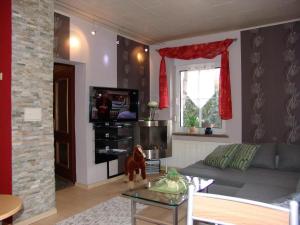 ein Wohnzimmer mit Sofa und Tisch in der Unterkunft Appartement in LübbenauSpreewald mit Garten und Grill in Lübbenau