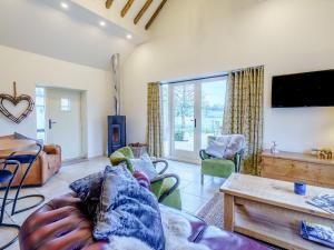 TV a/nebo společenská místnost v ubytování Woodpecker Cottage