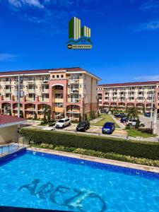 Bazén v ubytování 1 BR Near Davao Airport Arezzo Place Davao nebo v jeho okolí