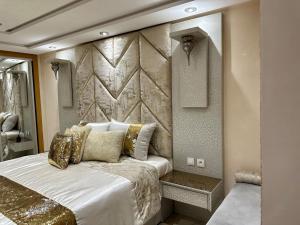 Postel nebo postele na pokoji v ubytování Royalty Penthouse Heritage VIP