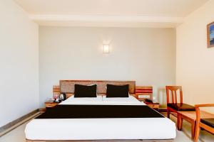 Postel nebo postele na pokoji v ubytování Hotel O Ratna Regency