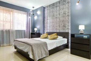 Postel nebo postele na pokoji v ubytování 5 bedroom, with Arcade machine and foosball, 1 block from Lleras park P3