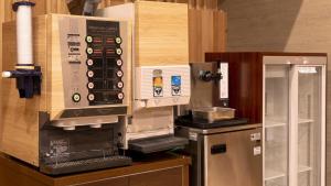 een keuken met een koffiezetapparaat op een aanrecht bij Kannawa Onsen Zekkei no Yado Sakuratei - Vacation STAY 50724v in Beppu