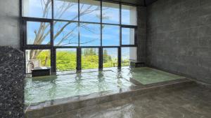 Cette chambre dispose d'une grande fenêtre et d'une baignoire avec eau. dans l'établissement Kannawa Onsen Zekkei no Yado Sakuratei - Vacation STAY 50727v, à Beppu
