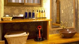 un comptoir de cuisine avec un évier et une cuvette dans l'établissement Kannawa Onsen Zekkei no Yado Sakuratei - Vacation STAY 50727v, à Beppu 13 autres photos