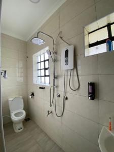 NyahururuにあるEmet Country Farm Homeのシャワーとトイレ付きのバスルーム