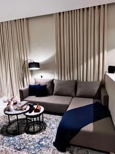 a living room with a couch and a table at شقة غرفتين فاخرة في البيعة in Taif
