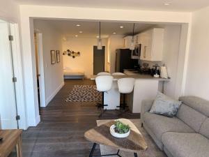 Una sala de estar con un sofá y una cocina. en Cozy Guesthouse with Modern Appliances & Private Patio, en San Francisco