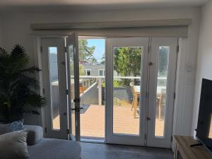 Una sala de estar con puertas corredizas de vidrio con terraza. en Cozy Guesthouse with Modern Appliances & Private Patio, en San Francisco