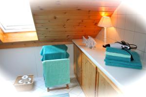 ein Badezimmer mit einer Theke mit Handtüchern und einer Lampe in der Unterkunft Ferienwohnung Endlich Ferien in Waldshut-Tiengen