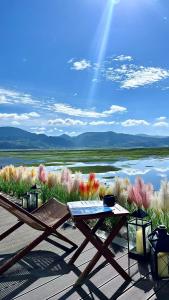 香格里拉Shanyuhai Pure White Cave Sea View Holiday Hotel View Designer Hotel的一张野餐桌,享有水景