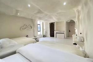 Shanyuhai Pure White Cave Sea View Holiday Hotel View Designer Hotel客房内的一张或多张床位