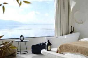 香格里拉Shanyuhai Pure White Cave Sea View Holiday Hotel View Designer Hotel的一间带浴缸、床和窗户的卧室