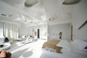 Shanyuhai Pure White Cave Sea View Holiday Hotel View Designer Hotel客房内的一张或多张床位