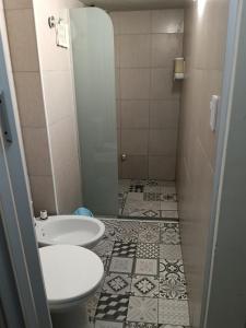 a small bathroom with a toilet and a sink at Dto III Temperley in Temperley +21 photos