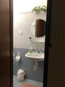 A bathroom at Platanos Rooms