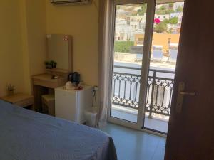 A bed or beds in a room at Platanos Rooms