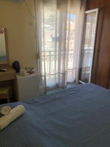 A bed or beds in a room at Platanos Rooms