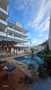 ein Schwimmbad vor einem Gebäude in der Unterkunft LUUM hotel acapulco in Acapulco