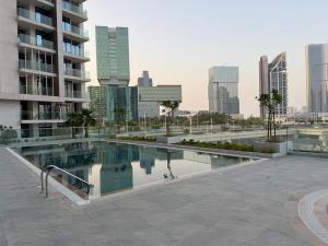 Hồ bơi trong/gần Central Stay Studio Apartment near Cleveland and Abu Dhabi Mall
