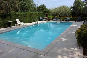 uma grande piscina com cadeiras e uma mesa em Aqua Family Apartments em Karigador