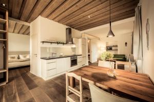 Кухня или кухненски бокс в MALAT Weingut und Hotel