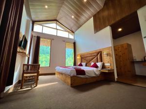 a bedroom with a bed and a chair in it at The Urban Retreat- A Boutique Hotel with Grand View in Manāli