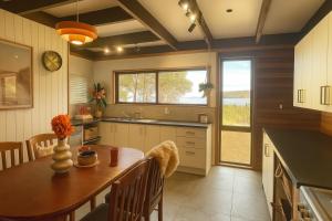 Dapur atau dapur kecil di Sunset Beach Villa - Beach front home situated on the Huon River - Sleeps 8
