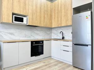 Cuisine ou kitchenette dans l'établissement ALA-PARK SvoyDom Апартаменты, Best Apartments in City Svoydom 32 autres photos