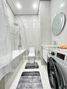 Salle de bains dans l'établissement ALA-PARK SvoyDom Апартаменты, Best Apartments in City Svoydom