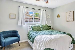 une chambre avec un lit et une chaise bleue dans l'établissement Jacuzzi & Pool House w/Game Room + Fire table, à The Colony 46 autres photos